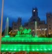 La fuente de Cibeles iluminada de verde.