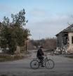 Un residente local monta una bicicleta cerca de casas destruidas, en medio del ataque de Rusia a Ucrania, en el pueblo de Arkhanhelske, región de Kherson, Ucrania Noviembre