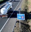 Un camión pasa junto al cartel del radar fijo en la AP-7