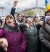 Seguidores del partido del oligarca huido Ilan Shor protestan contra el Gobierno, el lunes en Chisinau