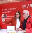 La candidata socialista a la Alcaldía de València, Sandra Gómez, se hace un selfie con un simpatizante.