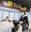 Una pasajera a su llegada al aeropuerto Adolfo Suárez Madrid-Barajas procedente de un vuelo de Chongqing (China), a 3 de enero de 2023, en Madrid (España). La Terminal 1 del aeropuerto Adolfo Suárez Madrid-Barajas recibe el segundo vuelo procedente de China, tras la entrada en vigor de la resolución por la que se establecen medidas de vigilancia y control sanitario a viajeros procedentes de este país. Los pasajeros tendrán que someterse a un control basado en una revisión documental, visual y de temperatura y en la realización de una prueba diagnóstica de infección activa por SARS-CoV-2. 03 ENERO 2023;BARAJAS;COVID;AEROPUERTO;VUELO;CHINA;CONTROL;CORONAVIRUS;SALUD;CONTAGIO;PANDEMIA;CHONGQUING;ADOLFO SUAREZ; Alberto Ortega / Europa Press 03/01/2023