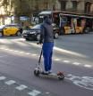 Imagen de archivo de un conductor de patinete eléctrico por l'Eixample