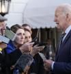 Biden habla con la prensa antes de abordar el helicóptero Marina One en el jardín sur de la Casa Blanca