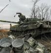 Bakhmut (Ukraine), 18/01/2023.- A Ukrainian soldier jumps fom a T-72 tank in the Donetsk region, eastern Ukraine, 18 January 2023. Britain'Äôs defence secretary Ben Wallace confirmed on Monday that the UK would send Ukraine 14 of its own Challenger 2 tanks. Russian troops entered Ukraine on 24 February 2022 starting a conflict that has provoked destruction and a humanitarian crisis. (Rusia, Ucrania, Reino Unido) EFE/EPA/OLEG PETRASYUK