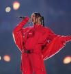 Rihanna con su 'total look' rojo durante su actuación en la Super Bowl