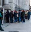 Numerosas personas hace colas ante el Banco de España para comprar deuda pública española