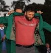 Jon Rahm se enfunda la chaqueta verde que lo acredita ganador de Augusta con la ayuda del campeón del año pasado, Scottie Scheffler