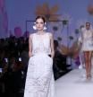 Dues núvies amb roba de la marca Jesús Peiró desfilen de la Barcelona Bridal Fashion Week a Barcelona