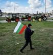Un agricultor con la bandera de Bulgaria en una protesta en la linde búlgaro-rumana contra el tránsito de grano ucraniano el 29 de marzo