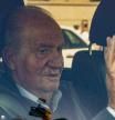 El rey Juan Carlos, ayer, a su llegada a la casa de Pedro Campos, en Sanxexo