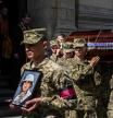 Los compañeros del soldado Andrí Dovgan llevan su cuerpo durante el funeral celebrado hace unos días en Lviv