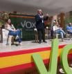 El candidato de Vox a la Presidencia de la Generalitat Valenciana, Carlos Flores, junto a la cabeza de lista por Alicante en un acto del partido.