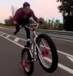 Varios jóvenes se juegan la vida con acrobacias en bici en la carretera más peligrosa de Catalunya