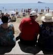 Viajeros en una playa de Benidorm