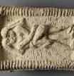 Una tablilla de arcilla refleja uno de los primeros besos registrados de la historia de la humanidad