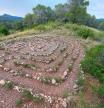 Laberinto hecho de piedras en una colina de Sant Llorenç del Munt.