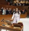 La diputada de VOX, Marta Fernández toma posesión del cargo durante el pleno de constitución de las Cortes de Aragón, este viernes.
