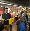 Pasajeros en el túnel de la estación de metro de Verdaguer