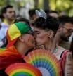 Una pareja se da un beso en la Marcha del Orgullo en Madrid, en una imagen de archivo.