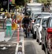 El tramo del carril bici de la Via Augusta aún en obras ya dispone de separadores y la plataforma elevada para la parada de autobuses