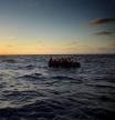 Un bote de migrantes esperando a ser rescatado en el Mediterráneo Central