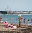 El aspecto ayer al mediodía de una de las playas de Cambrils, en la Costa Daurada, con el skyline de Port Aventura de fondo