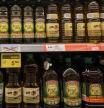 Botellas de aceite en un supermercado