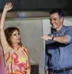 El presidente del Gobierno y líder del PSOE, Pedro Sánchez, y la ministra de Hacienda, María Jesús Montero (i), saludan a los militantes y simpatizantes socialistas que han acudido a la sede del PSOE, durante el seguimiento de la noche electoral de los comicios generales de este domingo en España