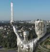 El escudo de armas ucraniano sustituye al emblema soviético que decoraba la estatua a la madre patria en Kyiv