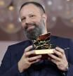 Yorgos Lanthimos con el León de Oro por 'Pobres criaturas'