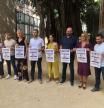 Diputados de Compromís portan los carteles contra el conseller de Educación con el lema 'Wanted'.