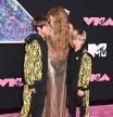 Shakira junto a sus hijos, Milan y Sasha, en los premios MTV Video Music Awards