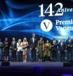 Sus Majestades y Javier Godó, conde de Godó, junto a los premiados en la gala de los Premios Vanguardia celebrado en el MNAC en Barcelona