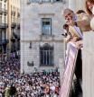 Jaume Collboni saluda desde el balcón del Ayuntamiento de Barcelona durante la diada castellera del sábado