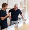 Ignasi Monreal muestra sus trabajos en iPad a Tim Cook en el estudio Madrid in Love (MIL)