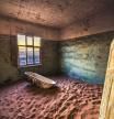 Uno de los inmuebles cubiertos de arena de Kolmanskop, un pueblo fantasma de Namibia