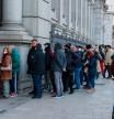 Colas ante el Banco de España para comprar deuda pública el pasado mes de febrero