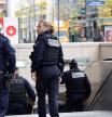 Agentes de la policía francesa en la entrada de la estación en la que se produjeron los hechos, este pasado martes