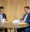 El president d’Esquerra Republicana, Oriol Junqueras, i Félix Bolaños, membre de la Comissió Executiva Federal i de la Comissió negociadora del PSOE, han mantingut aquest dijous una reunió a Barcelona en la que han subscrit l’acord que han assolit ambdues formacions polítiques.