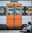 Un tren de Rodalies a su paso por la estación de Sant Vicenç de Calders