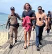 Koh Phangan (Thailand), 07/08/2023.- A Spanish chef alleged murder suspect Daniel Jeronimo Sancho Bronchalo (2-L), is escorted by Thai police officers as they arrive at a port before going to the court in Koh Samui island, southern Thailand, 07 August 2023. Thai police arrested a 29-year-old Spanish nationality Daniel Jeronimo Sancho Bronchalo accused of killing a Colombian surgeon Edwin Arrieta Arteaga and dismembering his body before dumping some parts in a rubbish dump and other parts including his head in the sea, police said. (España, Tailandia) EFE/EPA/SOMKEAT RUKSAMAN