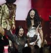 Laura Pausini, saludando con Christian Nodal y Mon Laferte a sus espaldas