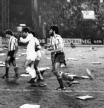 ESPAÑA-FUTBOL-LIGA PRIMERA DIVISIÓN: GIJÓN (ASTURIAS), 24/11/1979.- El Sporting de Gijón y el Real Madrid han empatado a uno en el encuentro del Campeonato Nacional de Liga que ambos equipos han jugado en el estadio de El Molinón. En la imagen, los jugadores abandonan el terreno juego lleno almohadillas lanzadas por los espectadores y entre gritos de
