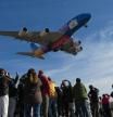 Gran expectación por retratar al Airbus A380 a su llegada al aeropuerto de Barcelona.