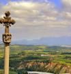 Desde la cruz del castillo de Subirats se divisa el Penedès y las montañas de Monserrat al fondo.