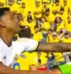 Momento en el que la mano izquierda de Rodrygo impacta en la cabeza de Vallés