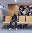 foto XAVIER CERVERA 21/12/2023 un niño de 9 años espera (mientras se entretiene con telefono mobil) por una tos, para ser atendido por una doctora en un CAP (centre assistencia primaria) en Barcelona (pediatria ICS)