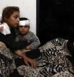 Una niña consuelta a su hermano nmenor tras un bombardeo en Rafah, en el sur de Gaza el lunes