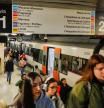 Ambiente estación de Catalunya de trenes Renfe y cercanías después de la desconvocatoria de huelga de los trabajadores